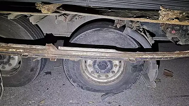 Patlayan lastiği değiştirirken, TIR'ın çarptığı sürücü öldü