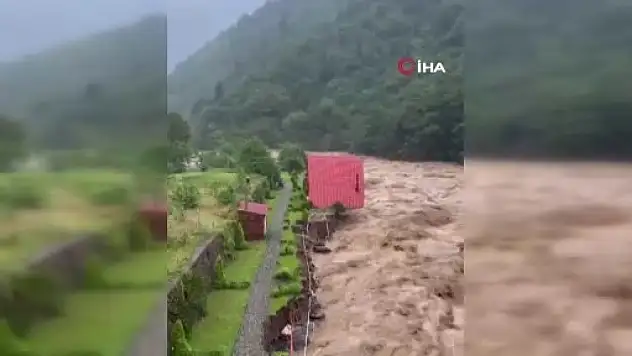 Rize Çamlıhemşin'de selin etkisiyle iki bungalov yıkıldı
