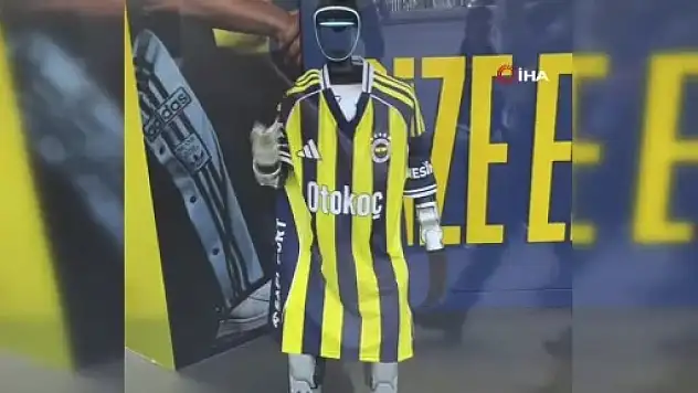 Robota Kerem Aktürkoğlu'nun Fenerbahçe forması giydirildi