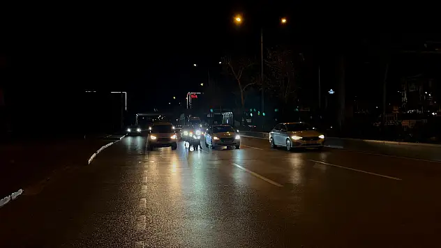 Rüzgardan Savrulan Motosikletlilerin İmdanına Araçlar Yetişti