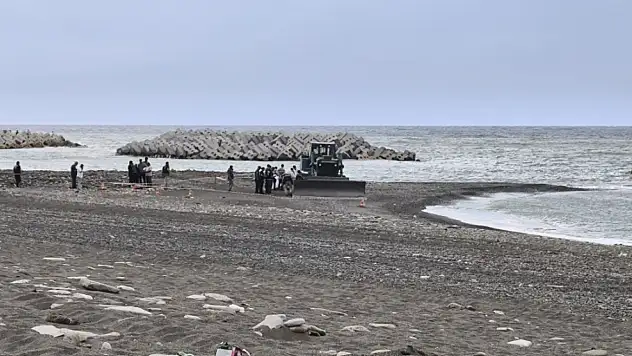 Sahilde güneşlenirken iş makinesinin altında kalarak can verdi