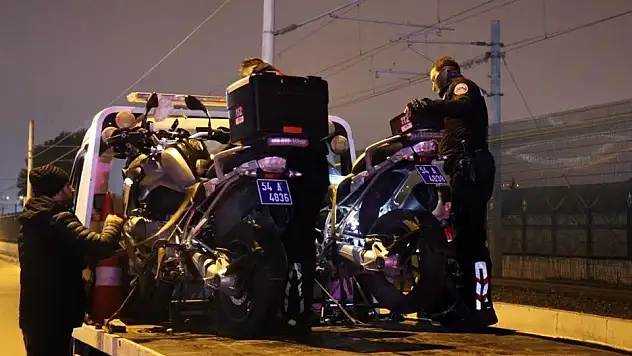 Sakarya'da hafif ticari araç yunus ekibine çarptı: 4 polis yaralı