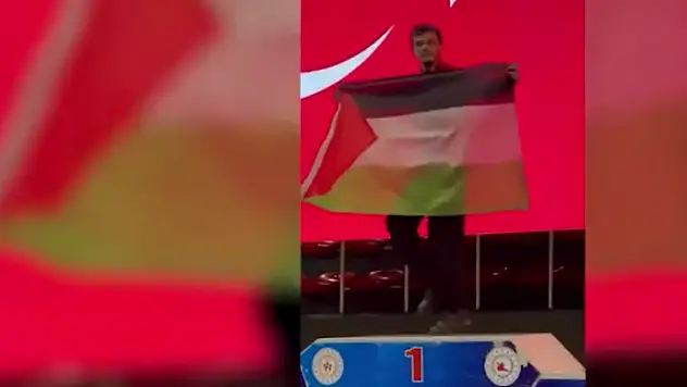 Şampiyon oldu kürsüde Filistin'i unutmadı
