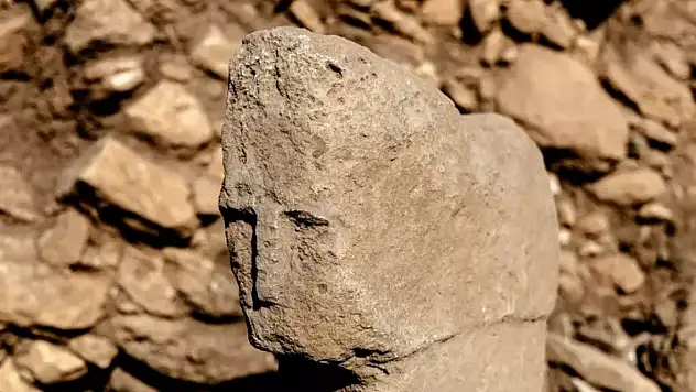Şanlıurfa Karahantepe'de insan yüzlü dikilitaş bulundu!