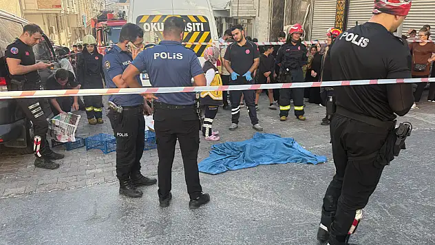 Servis minibüsü anne ve oğluna çarptı: 1 yaşındaki çocuk öldü