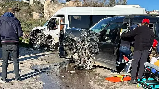 Servis minibüsü ile hafif ticari araç çarpıştı: 7 yaralı