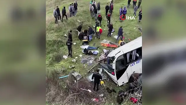 Servis minibüsü şarampole yuvarlandı: 2 ölü, 9 yaralı