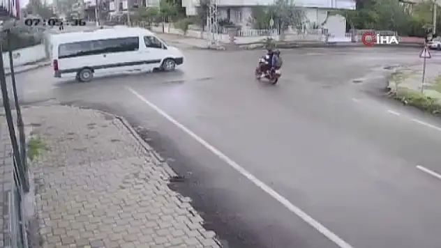 Servisle çarpışan motosikletteki 16 yaşındaki çocuk can verdi!