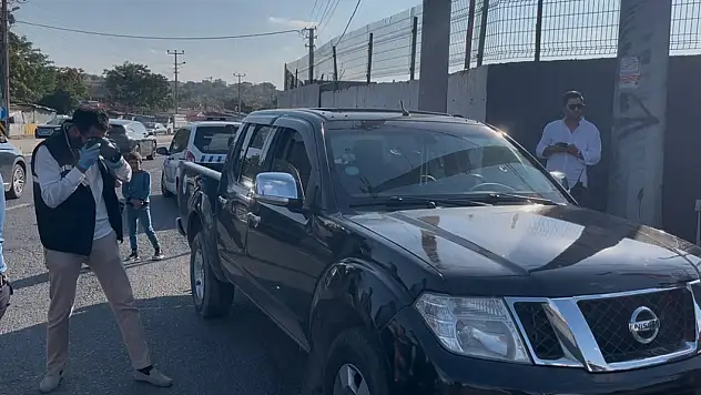 Seyir halindeki arabayı kurşun yağmuruna tuttular