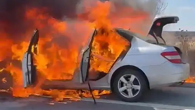 Seyir halindeki otomobil alev alev yandı