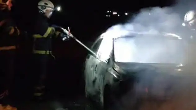 Seyir halindeki otomobil alev aldı