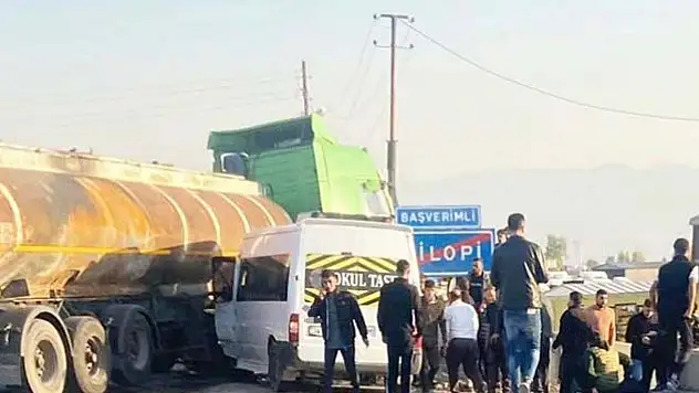 Şırnak'ta okul servisi tankerle çarpıştı: 13'ü öğrenci 14 yaralı