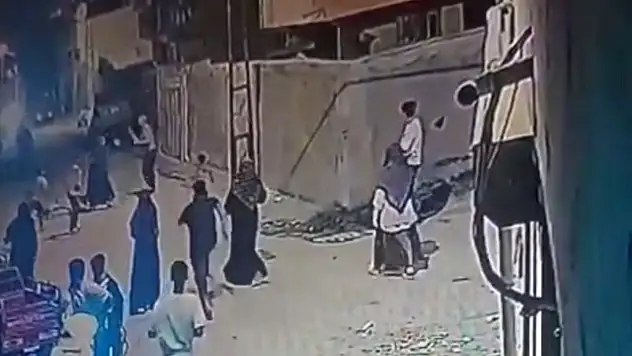 Sokakta oyun oynayan çocuklara sopayla saldırdı!