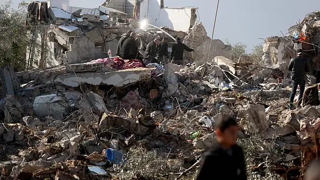 Soykırımcı İsrail Gazze Şeridi'nde farklı bölgelerde katliam yaptı: Çok sayıda ölü ve yaralı!