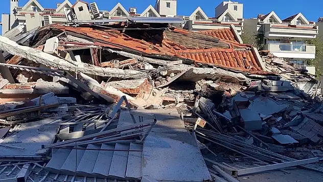 Tadilattaki 5 katlı apart otel çöktü