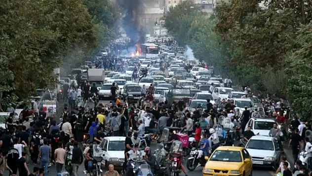 Tahran'da kur şoku sonrası halk sokağa indi