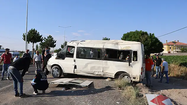 Tarım işçilerini taşıyan minibüs takla attı