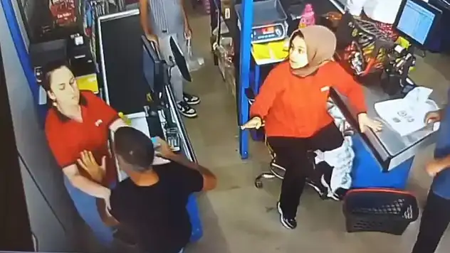 Tartıştığı kadın kasiyere yumruk atıp kaçtı!