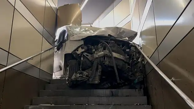 Ticari araçla metro istasyonuna daldı!