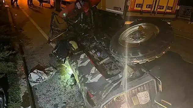 TIR ile çarpışan traktörün sürücüsü ve eşi öldü