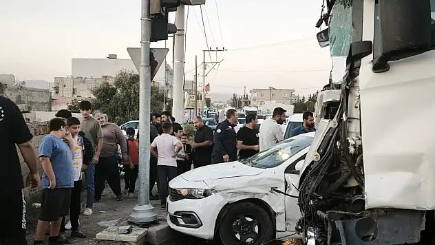 Tır ile otomobil çarpıştı: 1 yaralı