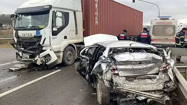 TIR, kırmızı ışıkta bekleyen otomobile çarptı 3 yaralı