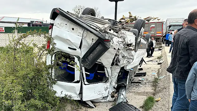 Tırla çarpışan minibüs takla attı: 10 yaralı