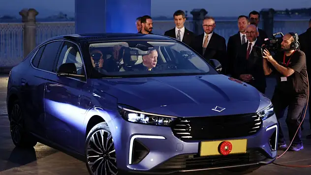 Togg'un yeni modeli T10F, Cumhurbaşkanı Erdoğan'a hediye edildi