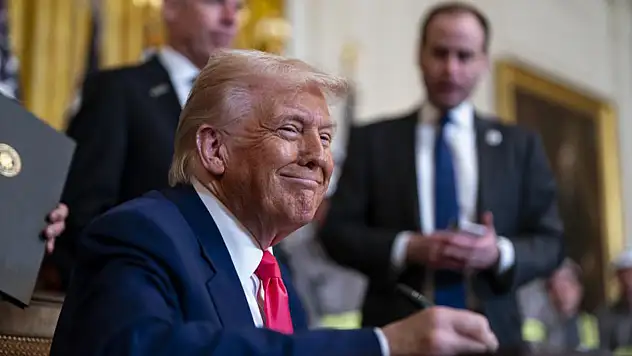 Trump'tan Grönland Tehdidi ABD Ekonomik Savaş İlan Etti