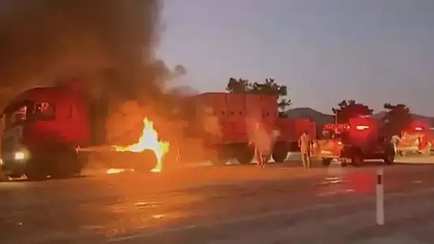 Tuğla yüklü TIR yandı