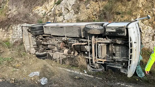 Tur minibüsü devrildi, çok sayıda kişi yaralandı