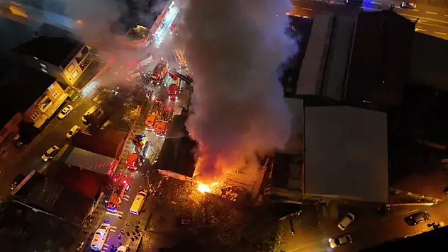 Ümraniye'de kereste deposunda yangın