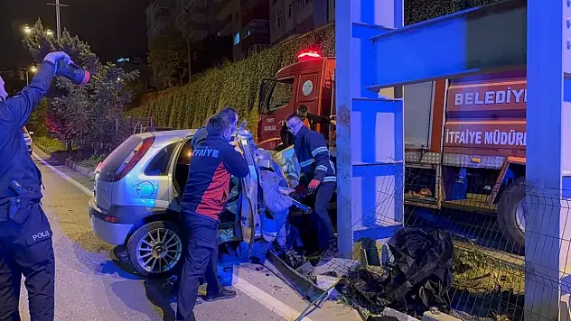 Üst geçidin ayağına çarpan otomobildeki 2 kişi can verdi
