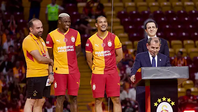 Victor Osimhen ve Leroy Sane için stadyumda imza töreni düzenlendi