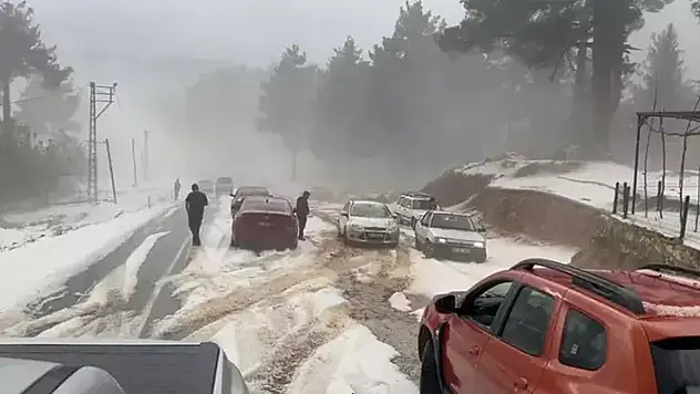 Yağan doludan yollar kapandı
