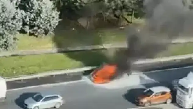 Yanan otomobil hurdaya döndü