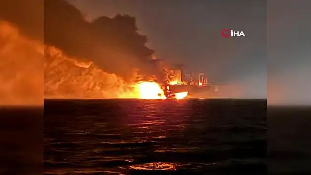 Yangın çıkan gemideki 25 kişi tahliye edildi