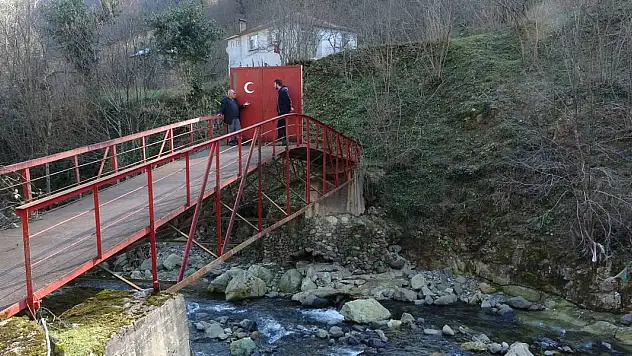 Yaptırdığı Köprüye Kimse Destek Vermeyince Demir Kapı Yaptırıp Kilit Vurdu