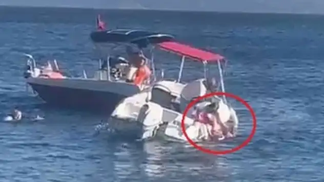 Yaşlı kadına yüzerken sürat teknesi çarptı!