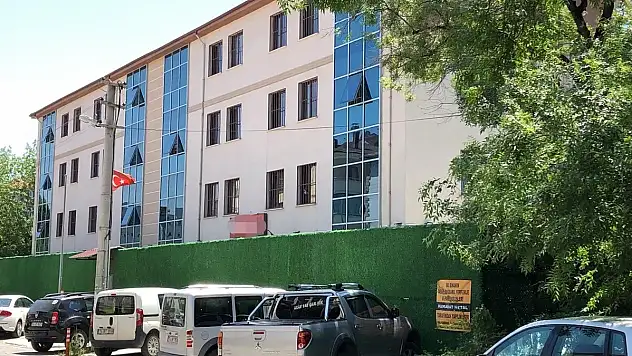 Yatalak hastayı tazyikli su ile öldürdüler