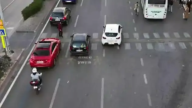 Yayaya yol vermeyince ceza kesildi, dakikalarca dil döktü
