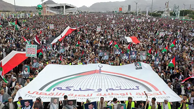 Yemen'de binlerce kişi, ABD İngiltere ve İsrail için sokaklara döküldü