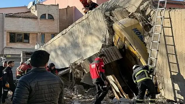 Yıkım Esnasında İş Makinesi Operatörü Enkaz Altında Kaldı