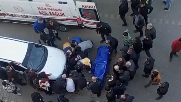 Yol ortasında eşini bıçaklayarak öldürdü