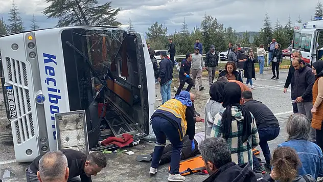 Yolcu midibüsü devrildi çok sayıda yaralı var