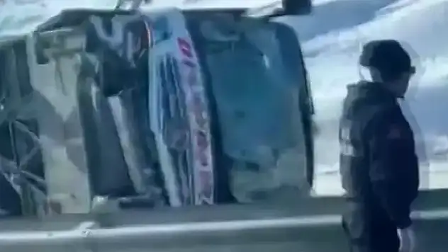 Yolcu otobüsü, buzlanan kara yolunda yan yattı 2'si ağır 13