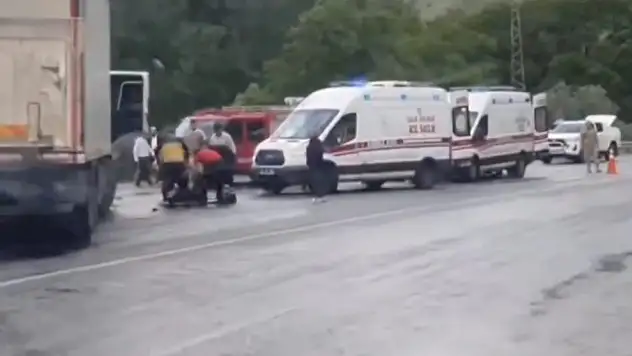 Yolcu Otobüsü ile Tır Çarpıştı: 2 Ölü, 4'ü Ağır 30 Yaralı
