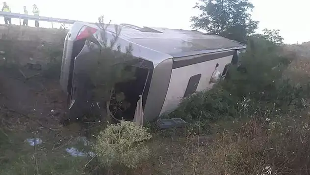 Yolcu otobüsü şarampole devrildi 27 yaralı