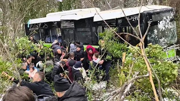 Yolcu otobüsü şarampole yuvarlandı: Çok sayıda yaralı var