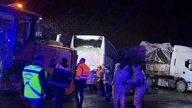 Yolcu otobüsü yolu kapatan tıra çarptı: 3 yaralı